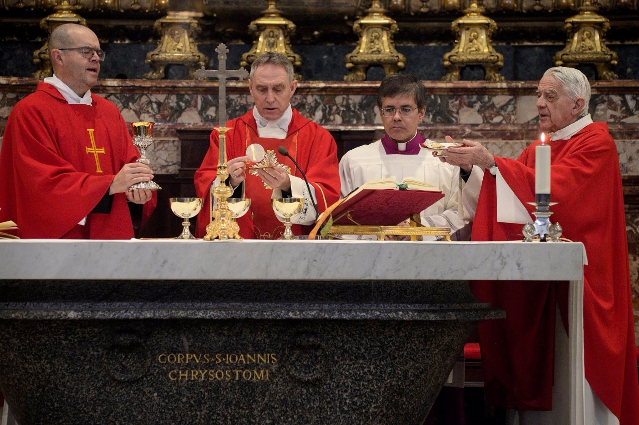 La Messa in San Pietro e l’omaggio alla tomba di Benedetto XVI